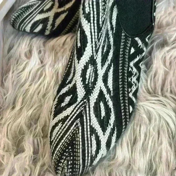 67 Sixtyseven Black & White Geometric Print Heeled Modern Boho Knit Ankle Boots - Picture 6 of 9